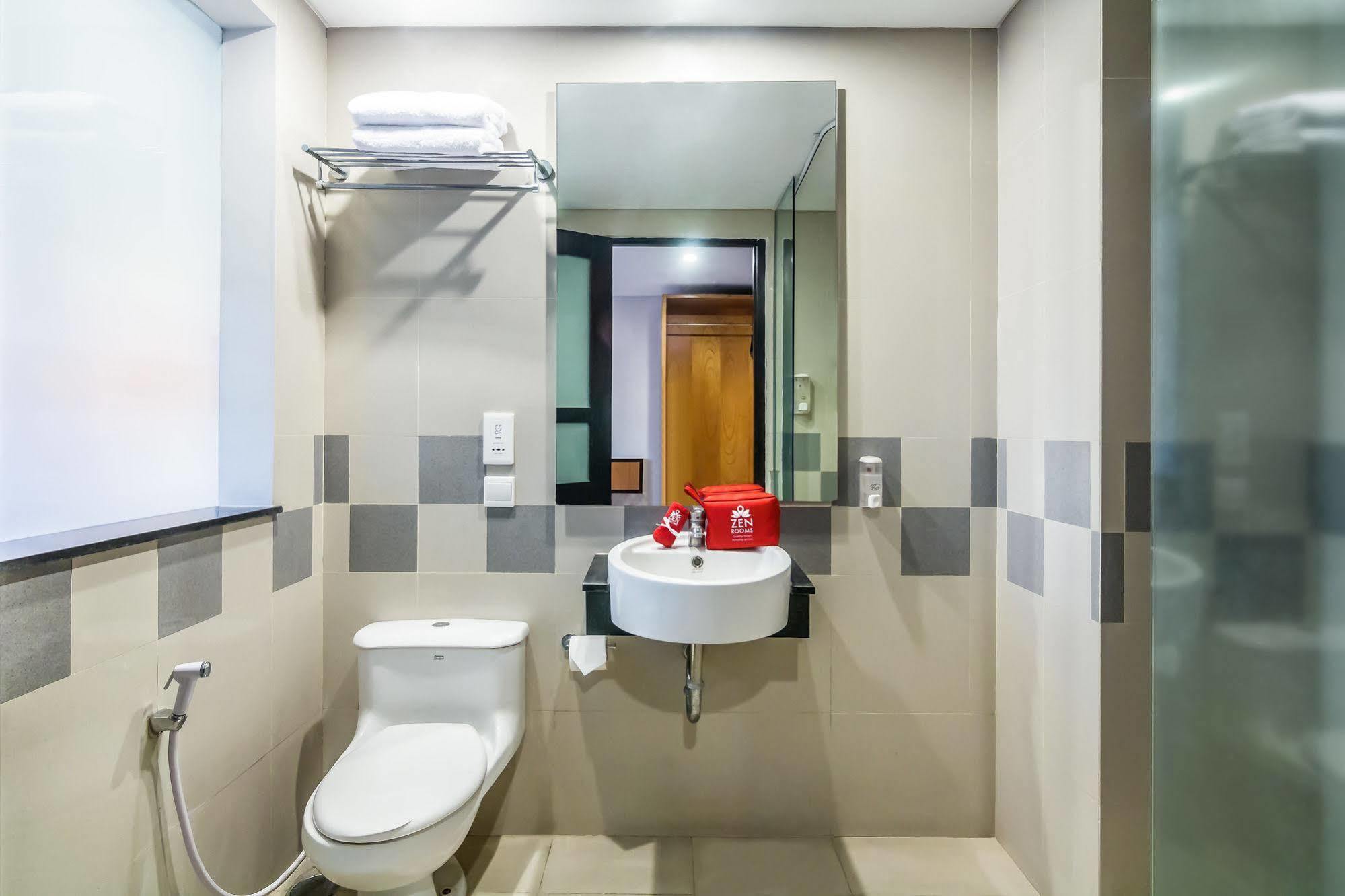 Zen Rooms Kuta Beach Poppies Lane מראה חיצוני תמונה